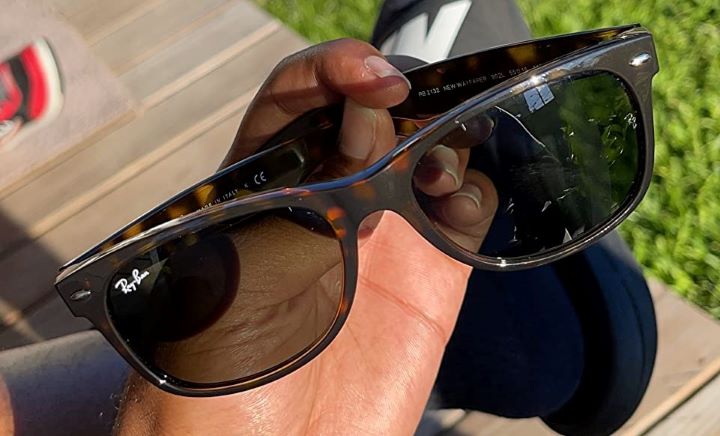 Observing the appealing design of the sunglasses for round faces