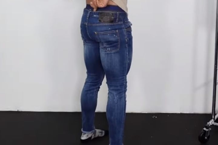 Checking the quality of the jeans for big thighs