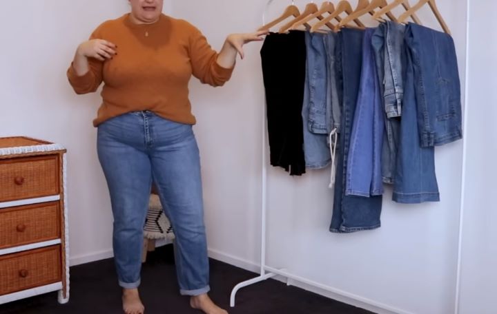 Inspecting the quality of the plus size jeans for women