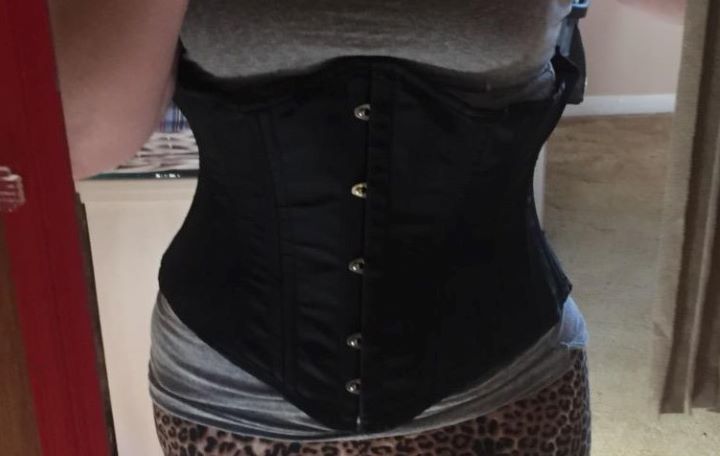Trying the True Corsest's waist training in a black color